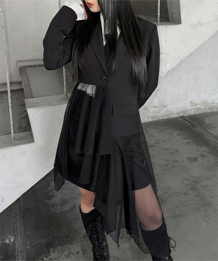 Asymmetrical switching jacket